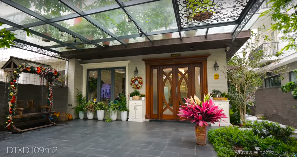 Căn biệt thự có diện tích lô đất 189m2, diện tích xây dựng 1 sàn khoảng 109m2, còn lại là không gian sân vườn.