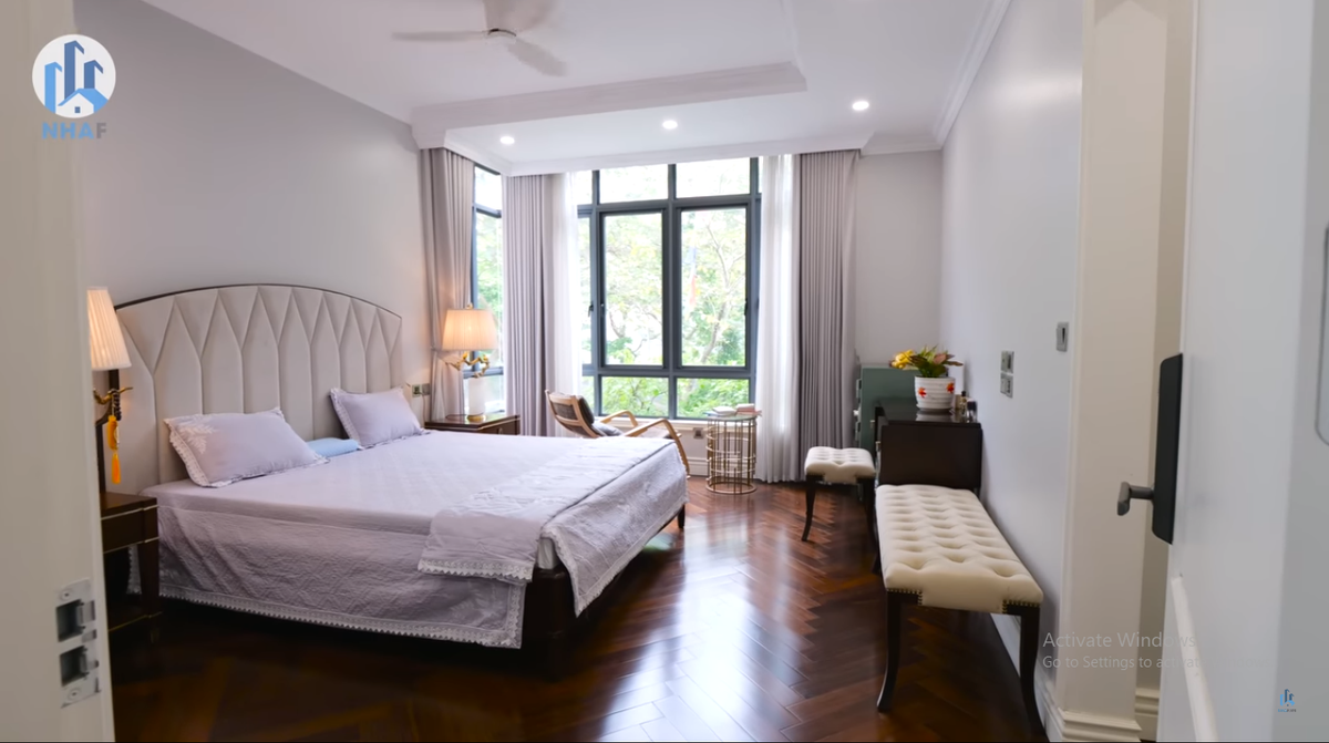 Phòng ngủ master trên tầng 2 thiết kế nhiều cửa sổ để đón ánh sáng tối đa.