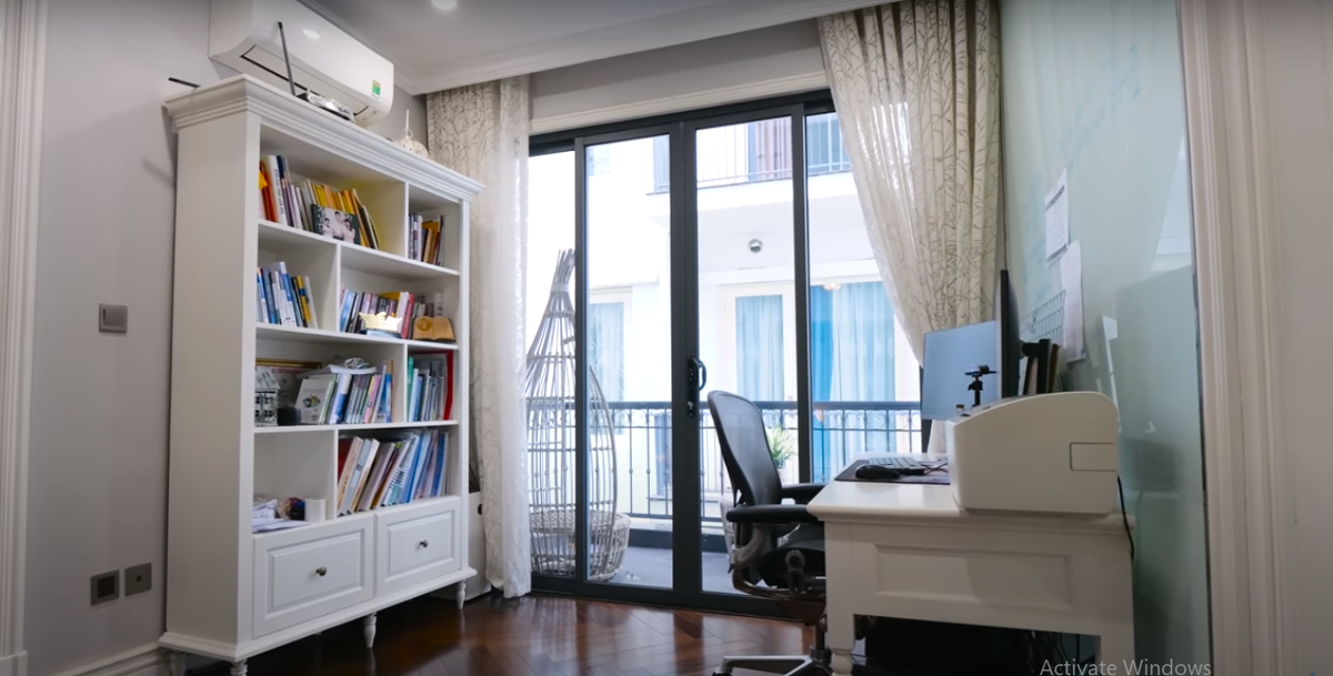 Trên tầng 2 có một phòng làm việc/học tập nhìn thẳng ra ban công rộng rãi.