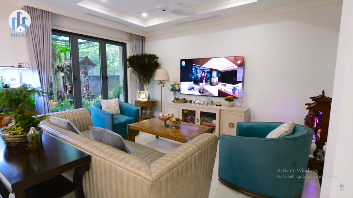 Phòng khách sang trọng, ấm cúng, đặt bộ sofa lớn kết hợp giữa da và nỉ.