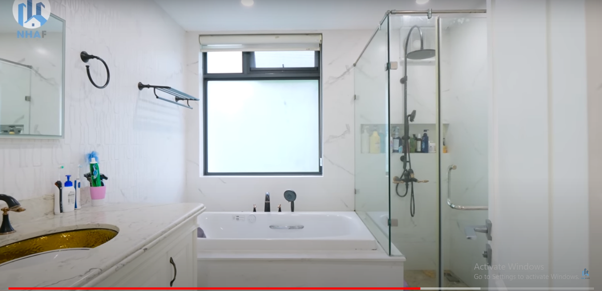 Phòng tắm master có cửa sổ lấy ánh sáng, bổn tắm đứng, vách ngăn...