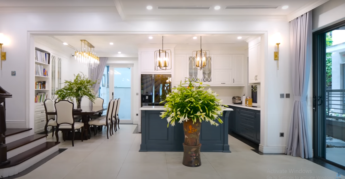 Phòng bếp với gam màu trắng chủ đạo cùng nội thất tiện nghi.