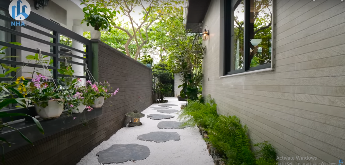 Hông nhà được trải sỏi và đá tạo không gian thư giãn trong lành, yên tĩnh.