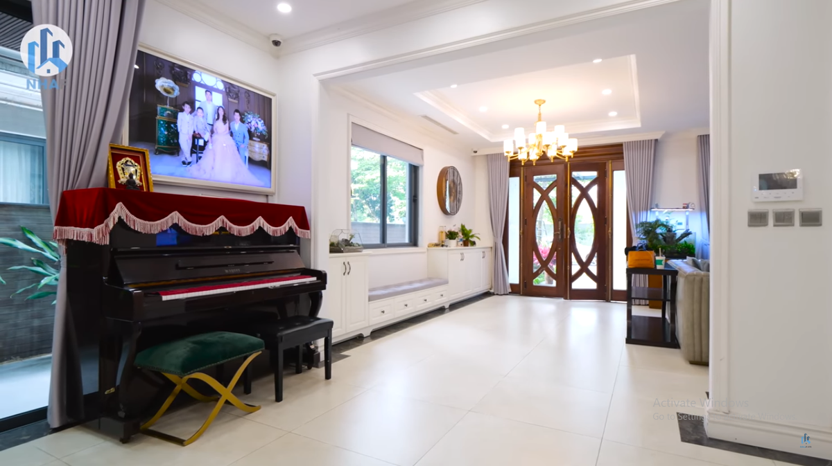 Bên trong căn nhà được thiết kế theo phong cách tân cổ điển, cực kỳ thông thoáng.