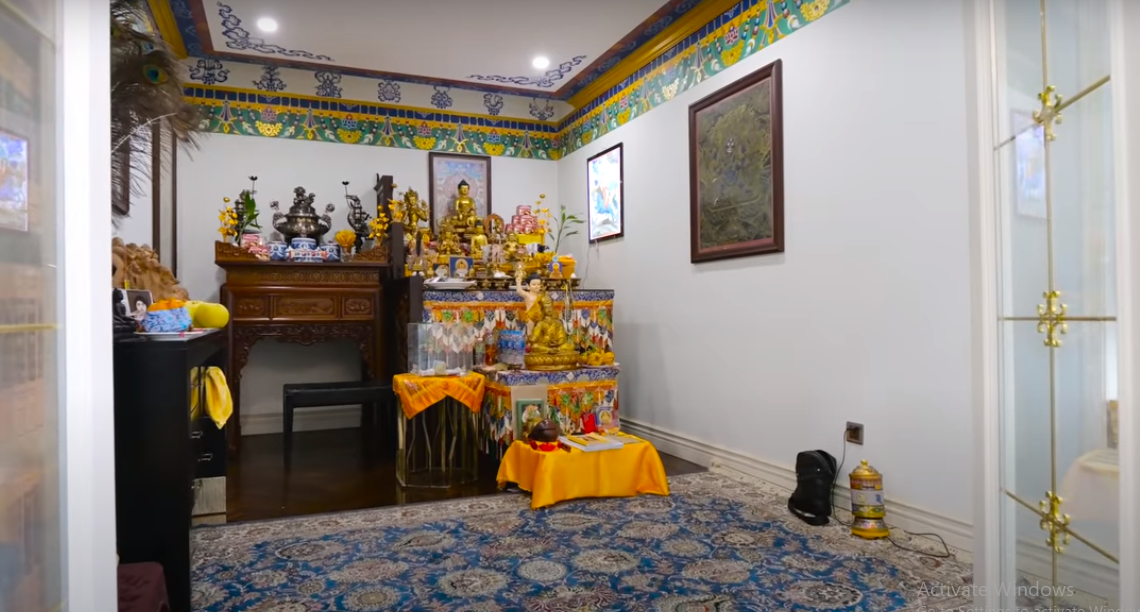 Tầng gồm 2 phòng ngủ và 1 phòng thờ. Ngoài ra, căn biệt thự còn có tầng áp mái chứa đồ. Nguồn ảnh: chụp màn hình