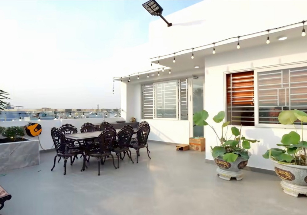 Sân thượng thoáng đãng là nơi vợ chồng nghệ sĩ thường lên ngắm cảnh, thư giãn. Ảnh chụp màn hình