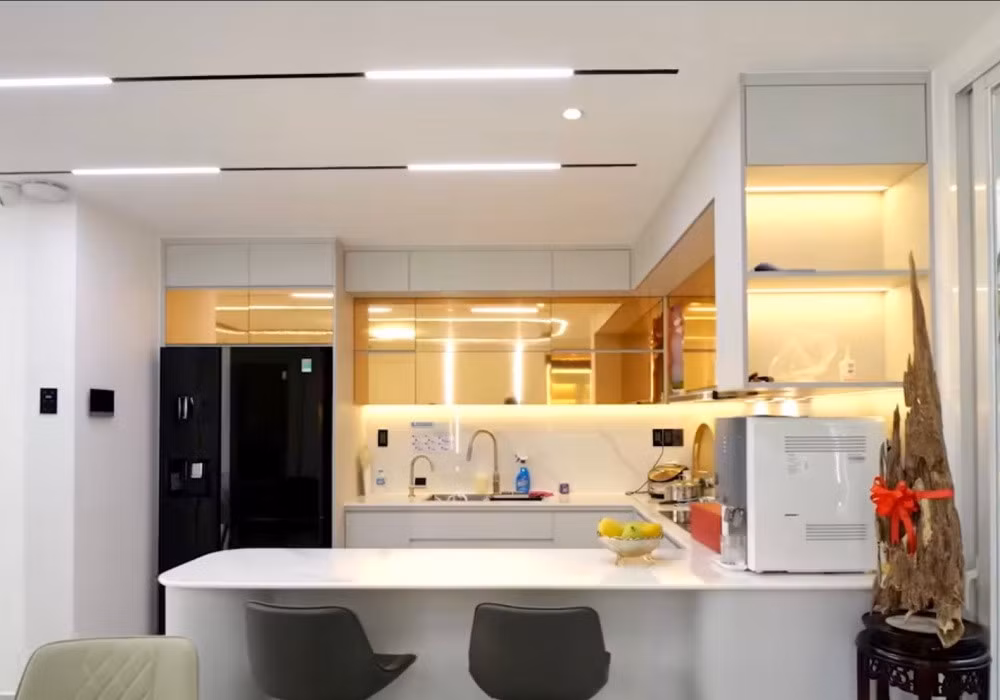 Không gian bếp nhỏ nhưng ấm cúng. Ảnh chụp màn hình