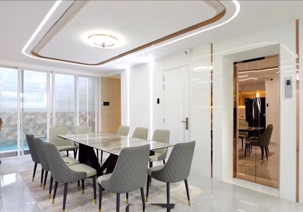 Bộ bàn ghế ăn dài có view hướng ra ngoài để các thành viên tụ họp ăn uống mỗi bữa tối. Ảnh chụp màn hình