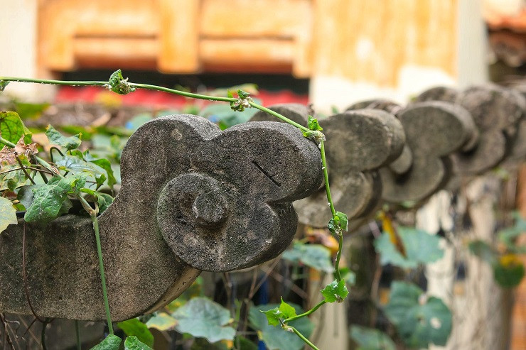 Các họa tiết nổi bên ngoài căn nhà vẫn còn nguyên vẹn. Ảnh: Dân Việt