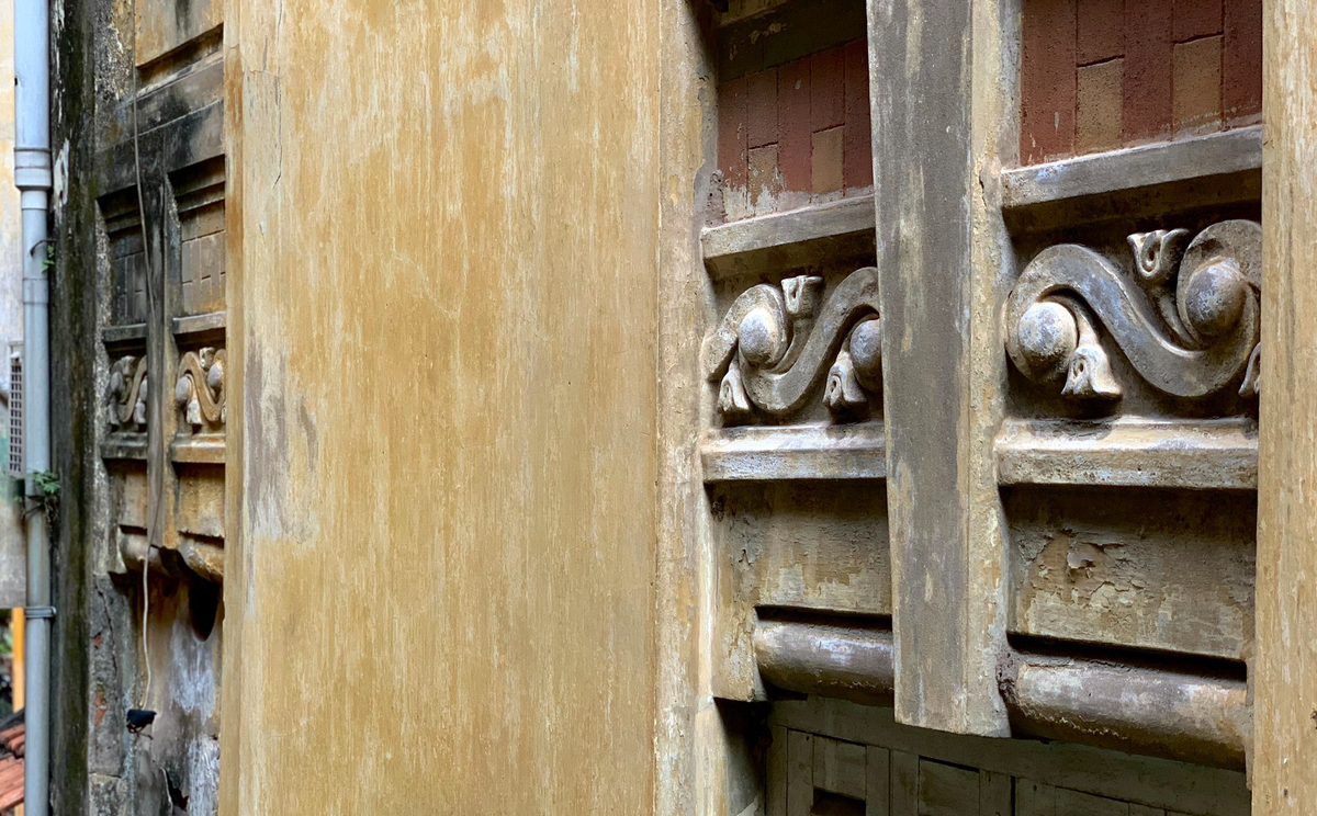 Thời gian trôi qua, tường của căn nhà đã có nhiều chỗ bong tróc, hoa văn cũng dần mờ nhạt...Ảnh: Dân Việt