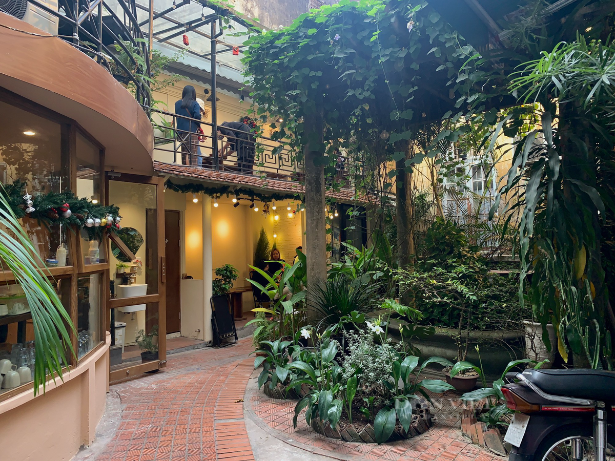 Phần sân vườn rộng rãi, thoáng mát, ngập sắc xanh được tận dụng để kinh doanh quán cà phê. Ảnh: Dân Việt