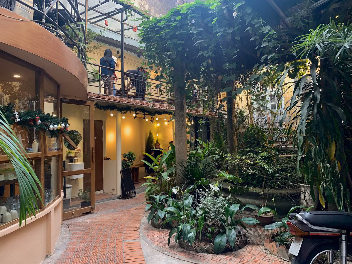 Phần sân vườn rộng rãi, thoáng mát, ngập sắc xanh được tận dụng để kinh doanh quán cà phê. Ảnh: Dân Việt