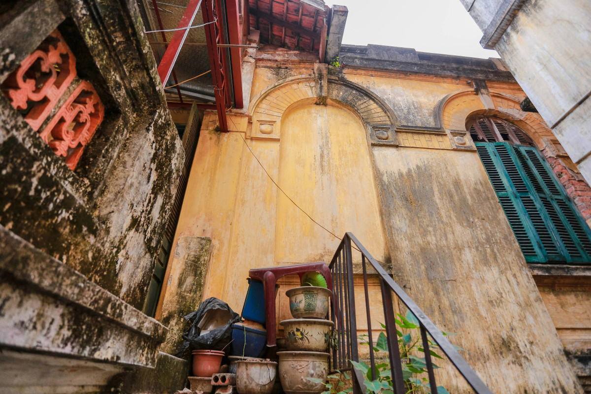 Các hoạ tiết bên ngoài căn biệt thự cổ đơn giản, không cầu kỳ. Ảnh: Dân trí