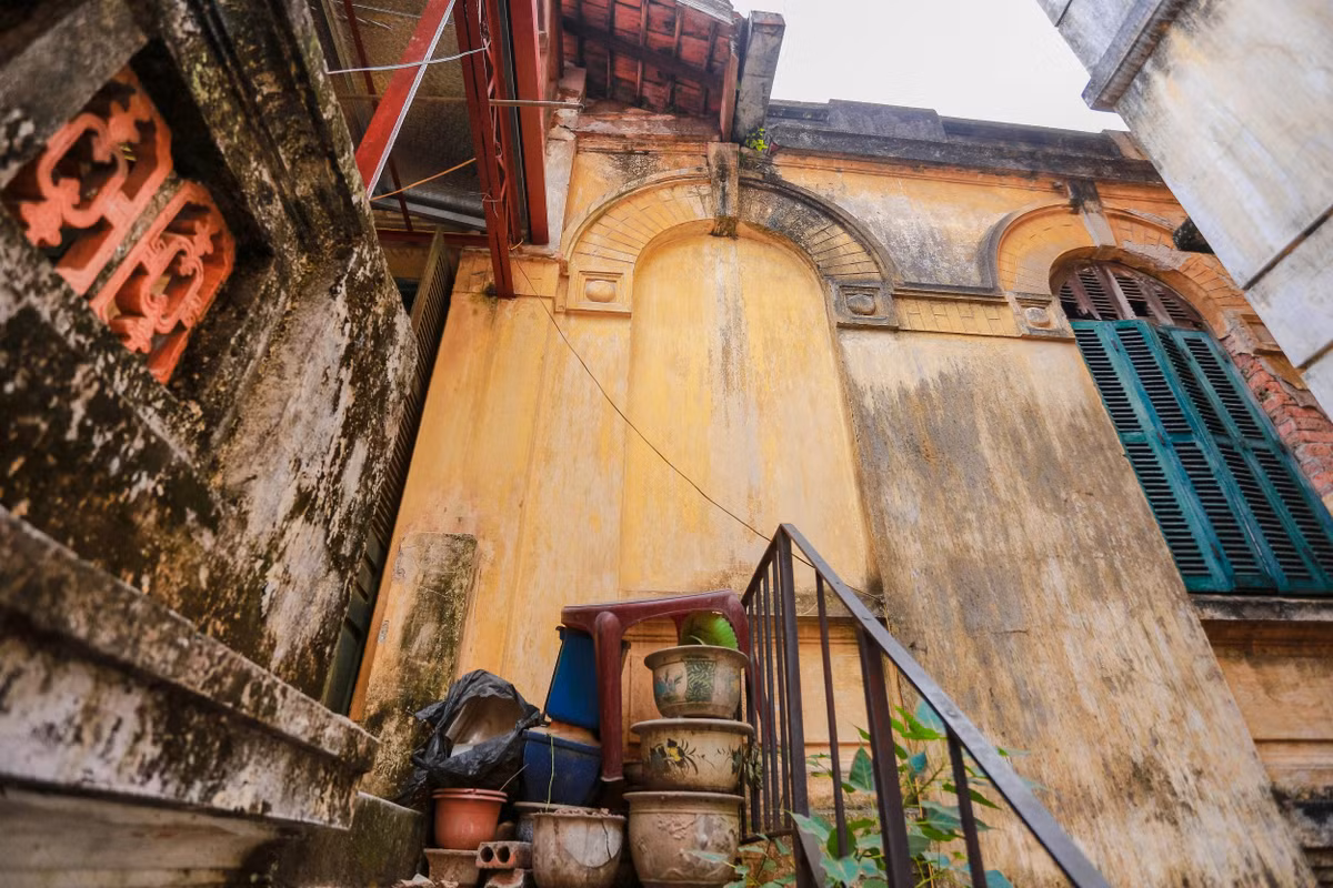 Các hoạ tiết bên ngoài căn biệt thự cổ đơn giản, không cầu kỳ. Ảnh: Dân trí