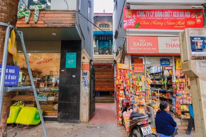 Ít ai biết, đằng sau lối đi hẹp này lại tồn tại cả căn biệt thự có diện tích lên tới 1.000m2. Ảnh: Dân trí