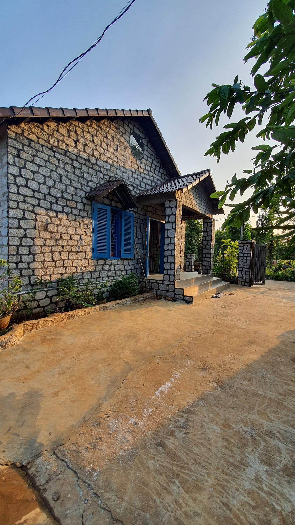 Từ đó, Lê Hữu Toàn tham khảo những mẫu nhà và lâu đài bằng đá, tự phát thảo ngôi nhà mơ ước. Năm 2021, ngôi nhà bằng đá dộc đáo được xây dựng và hoàn thiện.