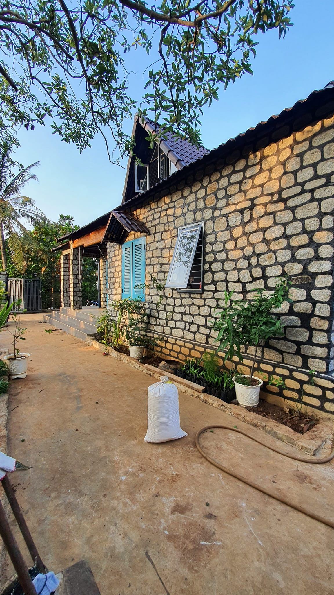 Do xây bằng đá nên nhà luôn mát mẻ vào mùa hè và ấm trong mùa đông. Tổng chi phí xây dựng khoảng 500 triệu đồng. Nguồn ảnh; FB Lê Hữu Toàn