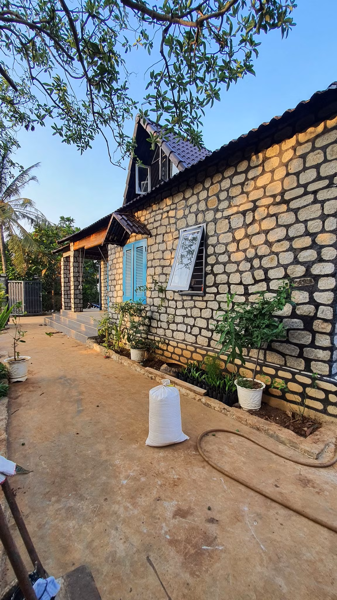 Do xây bằng đá nên nhà luôn mát mẻ vào mùa hè và ấm trong mùa đông. Tổng chi phí xây dựng khoảng 500 triệu đồng. Nguồn ảnh; FB Lê Hữu Toàn