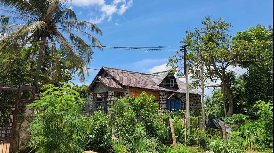 Ý tưởng xây dựng ngôi nhà bằng đá của Lê Hữu Toàn bắt nguồn từ chuyến hành trình đạp xe xuyên Việt từ Cà Mau ra Hà Giang vào cuối năm 2016, đầu năm 2017.