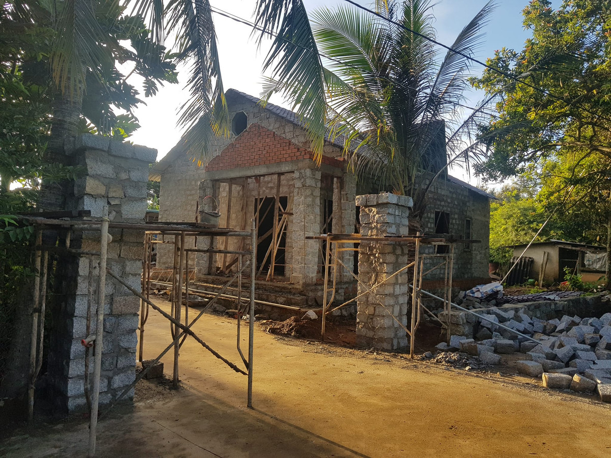 Ngôi nhà đã sử dụng hết 7.500 viên đá nặng khoảng 100 tấn và khoảng 30 tấn xi măng.