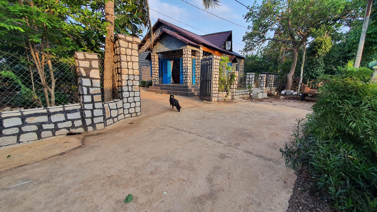 Vượt qua khó khăn, ngôi nhà 100 tấn đá cũng được hoàn thiện gồm 1 trệt, 1 gác lửng với diện tích 8x10m, cao 3m.