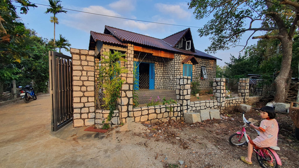 Do đá nặng nên khi xây nhà phải đào móng rất sâu, đổ 12 đế móng mới chịu được tải trọng.