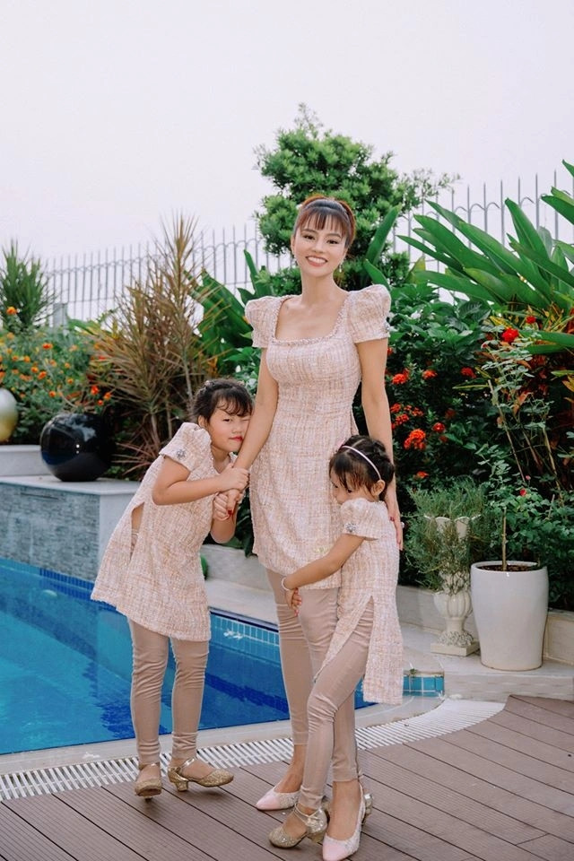 Trong nhà có bể bơi lớn để cả gia đình thư giãn. Ảnh: FBNV