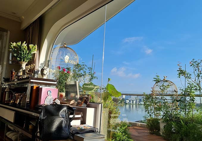 Phòng làm việc của Vũ Thu Phương thiết kế cửa sổ lớn. Từ bên trong, có thể ngắm toàn cảnh khu vườn, khúc sông và một phần thành phố. Ảnh: FBNV