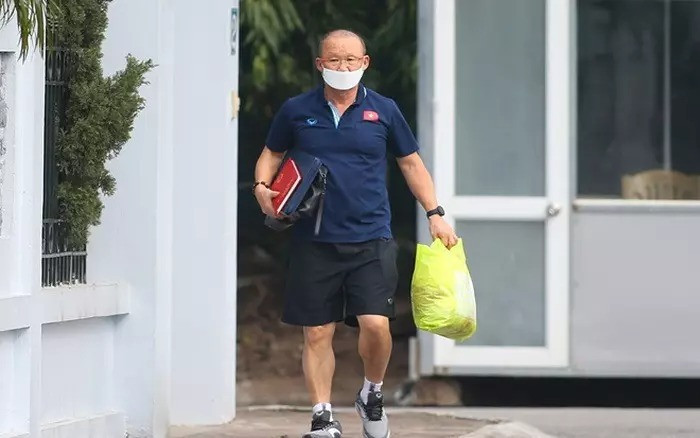 Ngày 31/1/2023, HLV Park Hang-seo hết hợp đồng với VFF và chính thức trở thành người tự do. Chiều cùng ngày, thầy Park cùng vợ dọn dẹp đồ đạc, rời khỏi căn nhà số 2 ở khu nhà chuyên gia Liên đoàn bóng đá Việt Nam. Ảnh: Vietnamnet