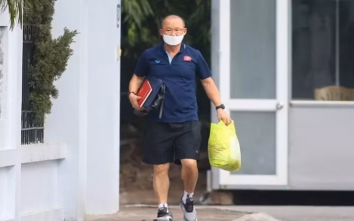 Ngày 31/1/2023, HLV Park Hang-seo hết hợp đồng với VFF và chính thức trở thành người tự do. Chiều cùng ngày, thầy Park cùng vợ dọn dẹp đồ đạc, rời khỏi căn nhà số 2 ở khu nhà chuyên gia Liên đoàn bóng đá Việt Nam. Ảnh: Vietnamnet