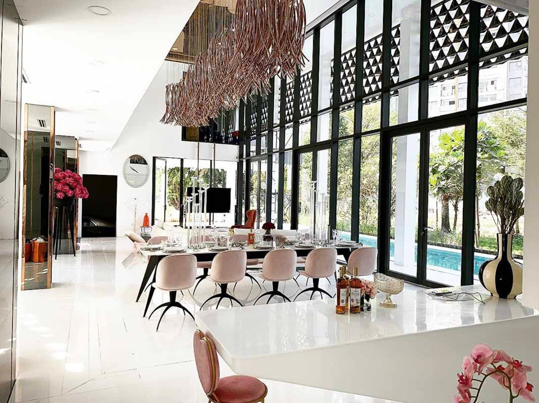 Với thiết kế hiện đại, biệt thự của Ngọc Trinh có không gian mở, tận dụng nguồn ánh sáng tự nhiên.