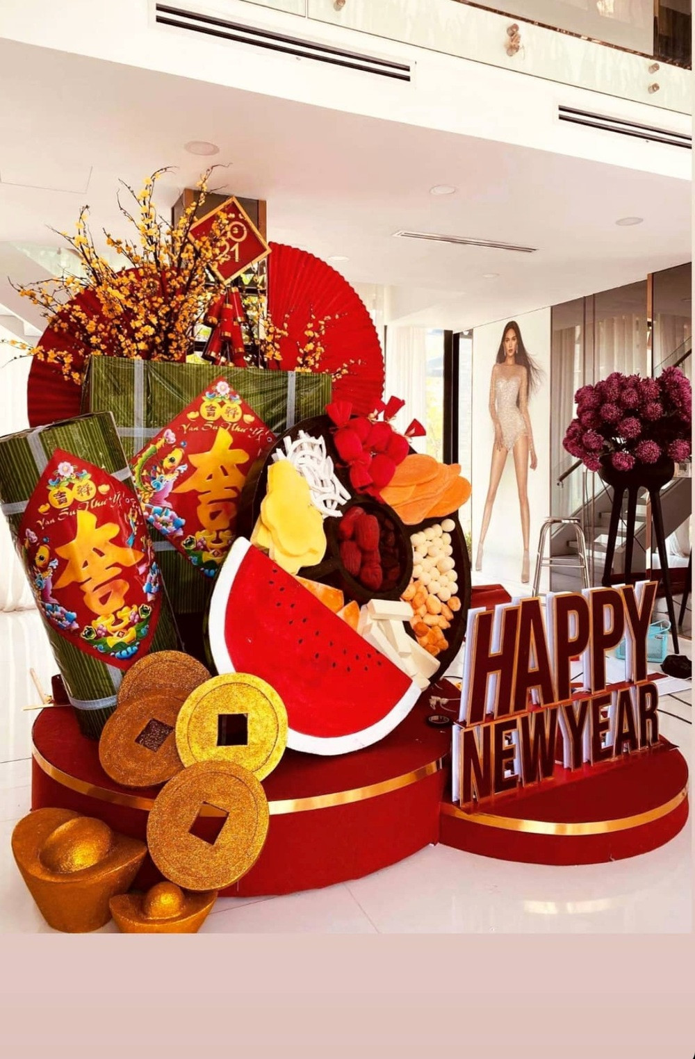 Dịp Tết, Ngọc Trinh dành hẳn một góc riêng hoành tráng với nhiều hình ảnh tượng trưng cho năm mới.