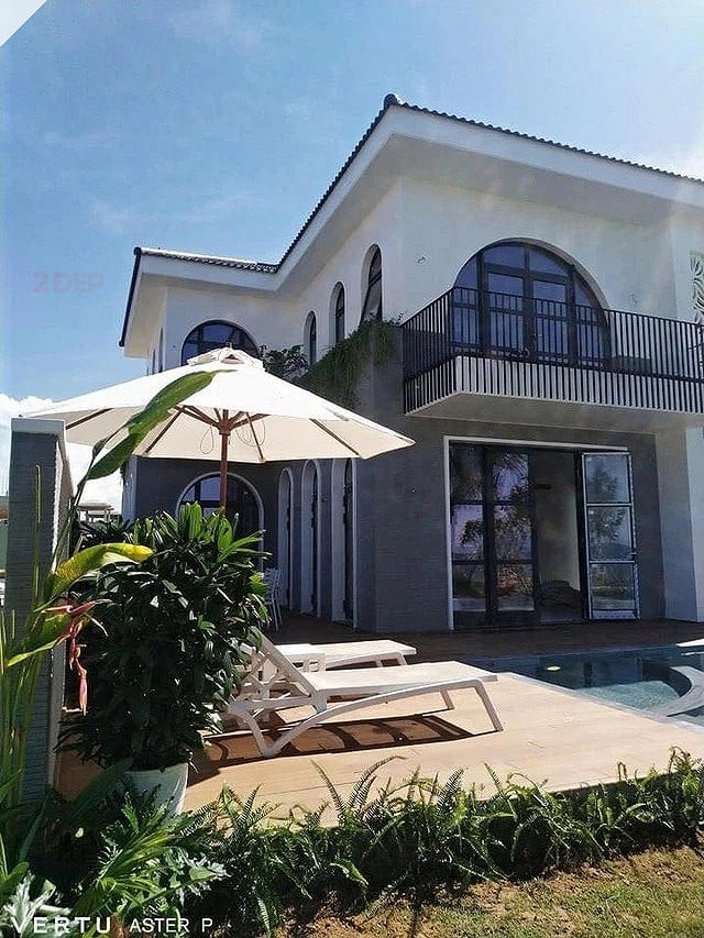 Gầy đây nhất, trong dịp kỷ niệm 8 năm ngày cưới, vợ chồng Tuấn Hưng tậu một căn biệt thự biển ở Hội An trị giá 50 tỷ.