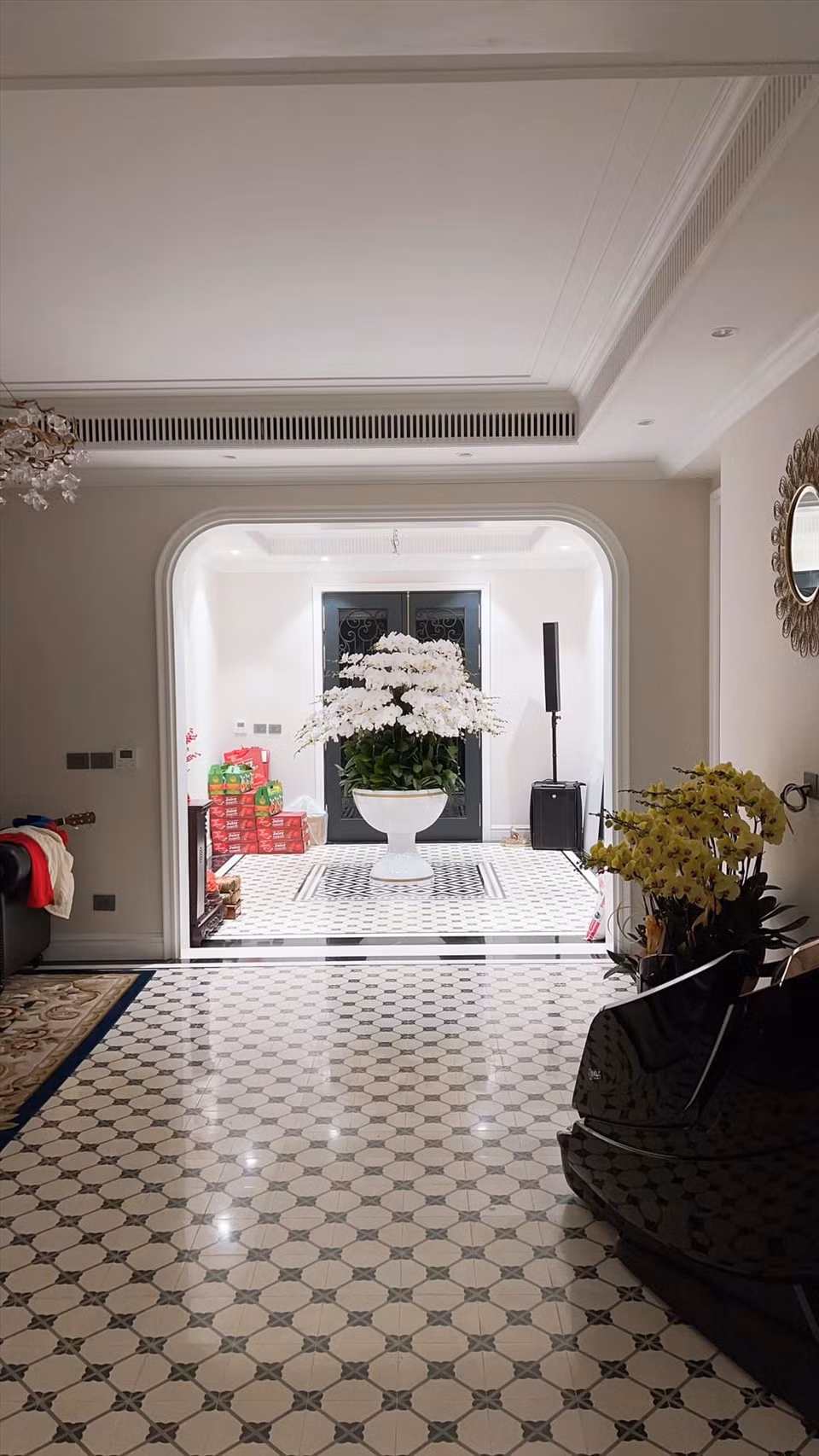 Không gian nội thất được thiết kế theo hướng hiện đại với tone trắng - đen chủ đạo.