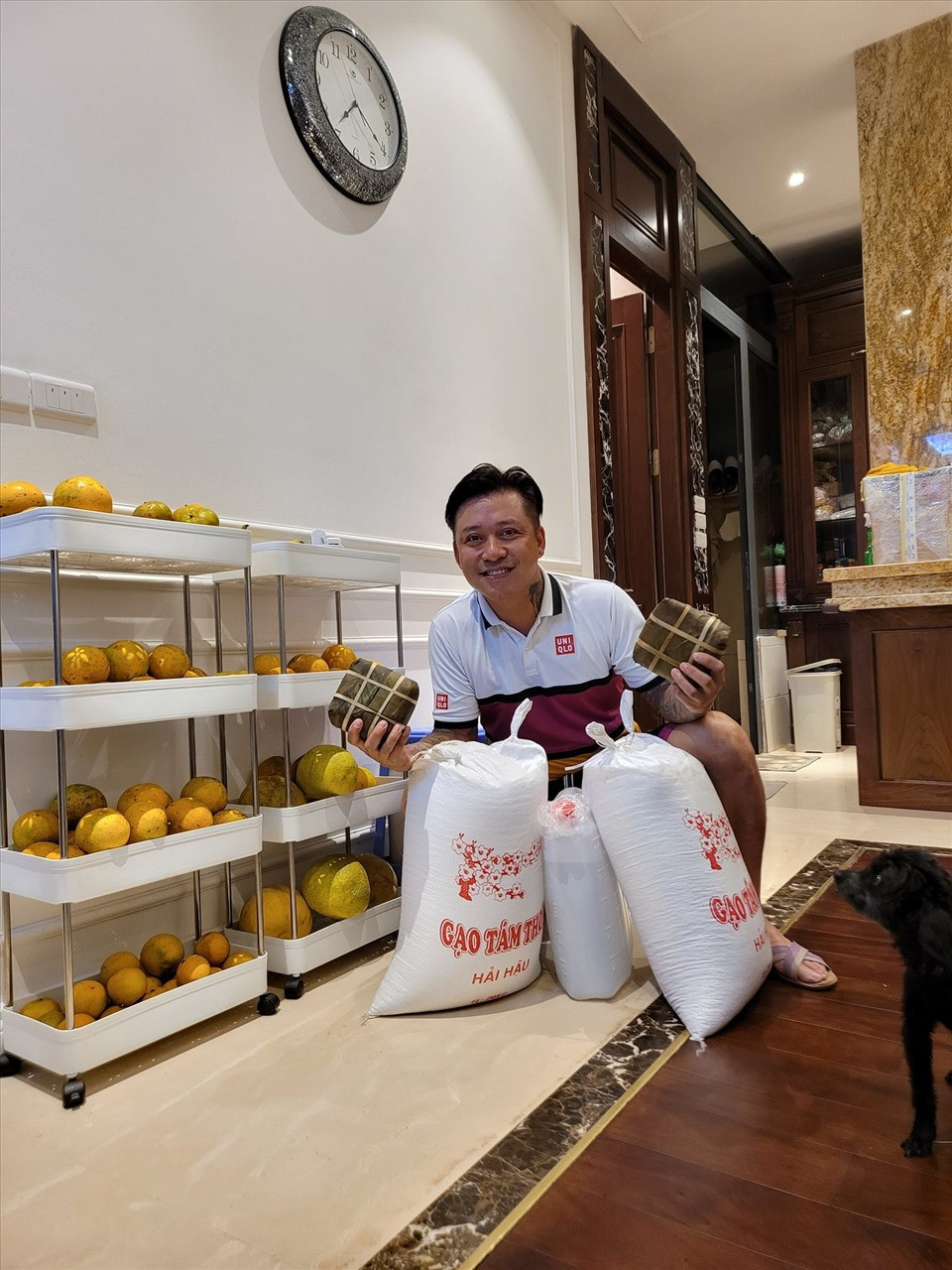 Hiện tại, vợ chồng Tuấn Hưng sống trong biệt thự sang chảnh ở Hà Nội thiết kế theo phong cách Châu Âu với nhiều nội thất đắt đỏ.