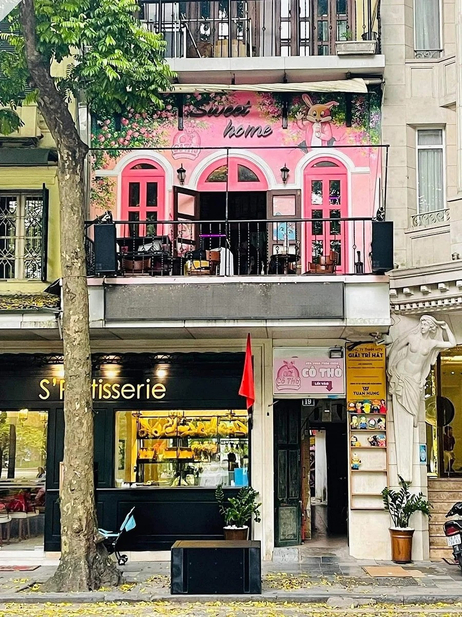 Mặt tiền căn nhà tạo cảm giác cổ điển với màu sơn trang nhã.