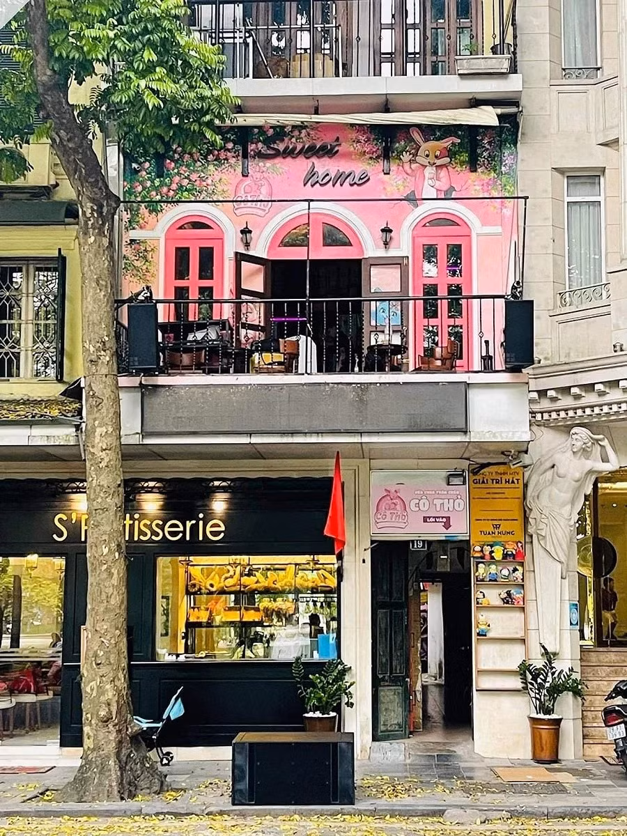 Mặt tiền căn nhà tạo cảm giác cổ điển với màu sơn trang nhã.