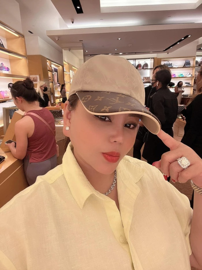 Nữ nghệ sĩ thường xuyên gây choáng bởi những màn khoe nhẫn xịn xò. Ảnh: FBNV