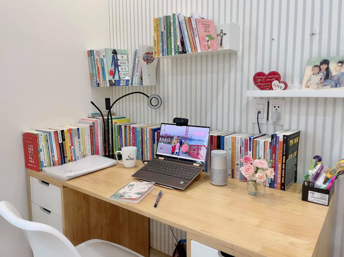 Góc làm việc trong nhà MC Thanh Thảo Hugo được decor xinh xắn. Nguồn ảnh: FBNV