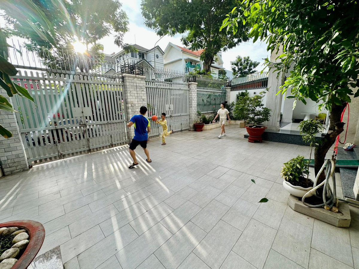 Dễ dàng nhận thấy, căn nhà của nữ MC có khoảng sân rất rộng.