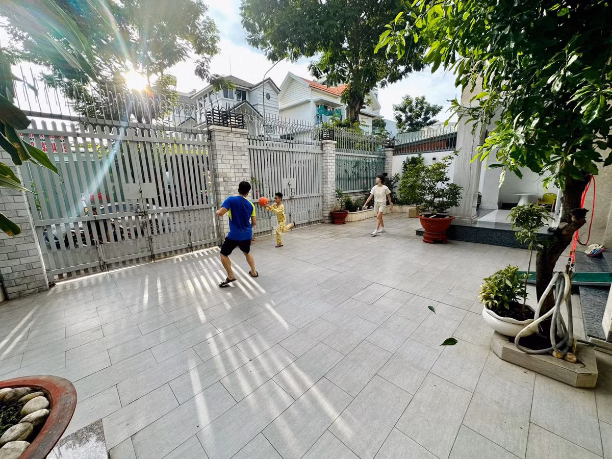Dễ dàng nhận thấy, căn nhà của nữ MC có khoảng sân rất rộng.