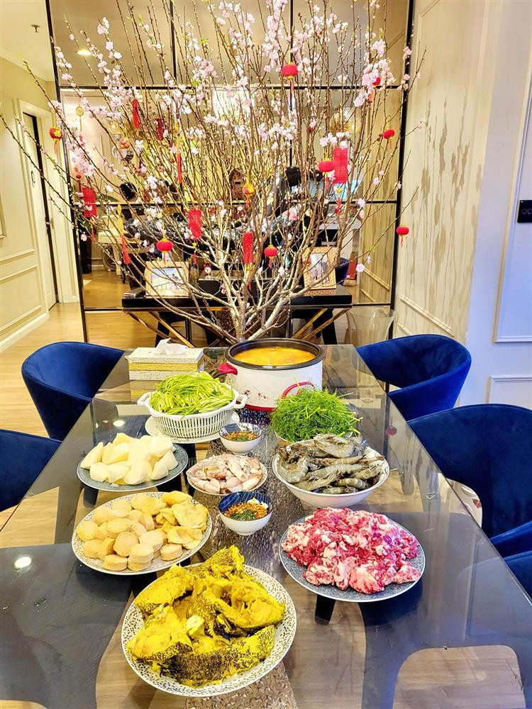 Căn nhà mang phong cách Châu Âu, sang trọng với tông màu trắng chủ đạo.