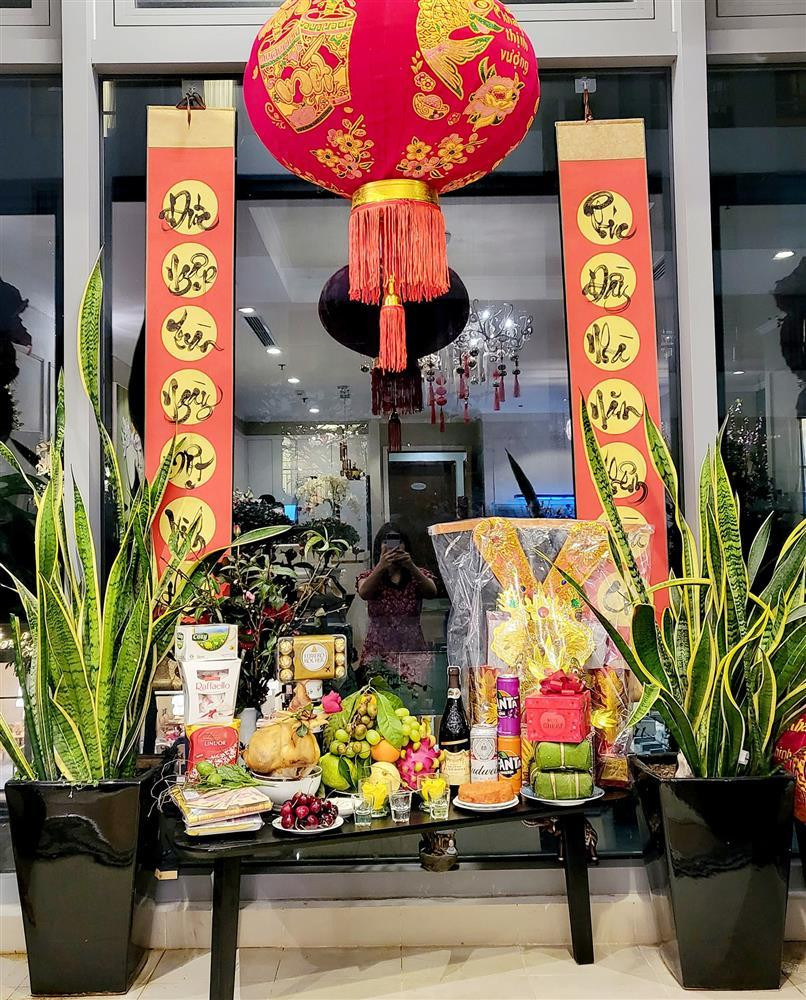 Ngày Tết, căn nhà được trang trí tỉ mỉ với đào, quất, đèn lồng, câu đối... mang đậm không khí Tết cổ truyền.