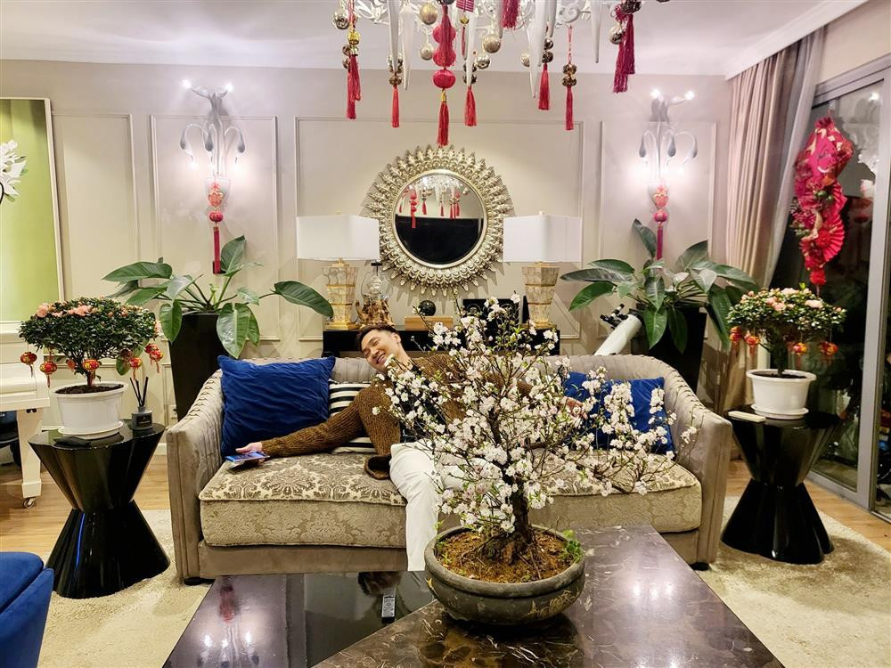 Trên trang cá nhân, bà xã diễn viên Mạnh Trường thu hút sự quan tâm của khán giản khi đăng tải không gian tổ ấm được trang hoàng rực rỡ để đón Tết Nguyên đán.