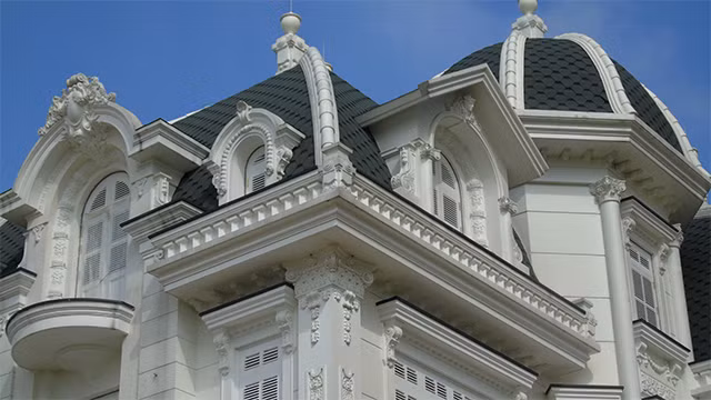 Biệt thự có hình chóp và lấy màu trắng làm chủ đạo. Ảnh: Báo giao thông