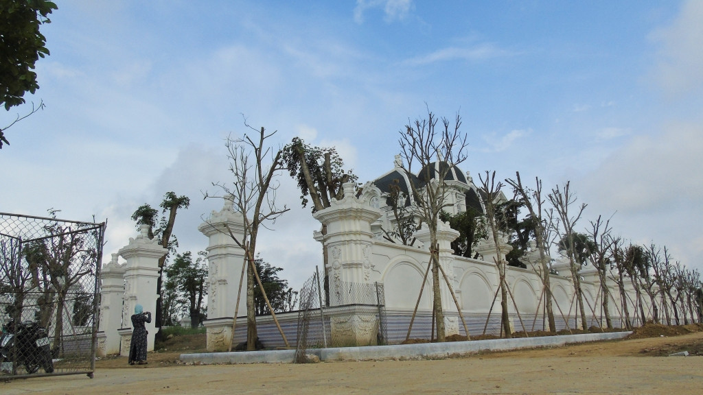 Căn biệt thự 4 tầng được bao bọc bởi dãy hàng rào dài hàng trăm mét xung quanh. Ảnh: Doanh nghiệp &amp; Kinh doanh