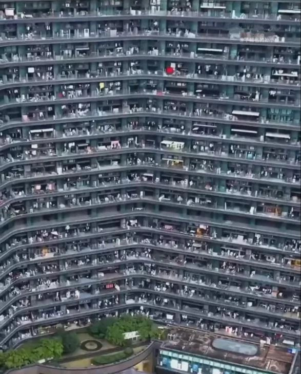 Vừa qua, bức ảnh chụp một toà nhà chung cư đông đúc có sức chứa 30.000 người khiến dư luận sục sôi. Ảnh: Facebook