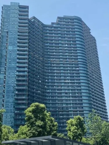 Ban đầu, Regent International là dự án căn hộ kiểu khách sạn, khai trương hồi năm 2013. Sau này, tòa nhà đã chuyển thành một khu chung cư chủ yếu để cho thuê. Ảnh: Sina