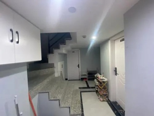 Vì vậy, thiết kế ban đầu đã thay đổi rất nhiều. Một số căn hộ 90m2 được chia thành ít nhất 6 phòng đơn nhỏ và những căn hộ 140m2 thường được chia thành 8 phòng đơn. Ảnh: Mandynews