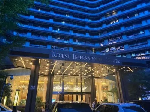 Regent International có sảnh đôi 6 sao sang trọng, cao 10 mét. Lối vào lớn này, gợi nhớ đến một khách sạn cao cấp. Ảnh: Mandynews